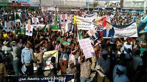 تظاهر المئات في شوارع عدن عقب صلاة الجمعة وسط هتافات مناهضة لسياسات "أبوظبي" - أرشيفية