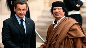 أقام ساركوزي علاقات وثيقة مع القذافي قبل أن ينقلب عليه بعد بداية الثورة في 2011