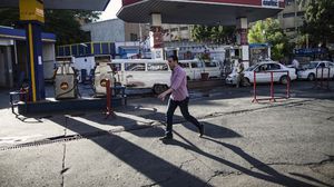 ذكرت وزارة البترول المصرية أن نسب رفع أسعار الوقود تتراوح بين 16 و30 بالمئة- أ ف ب