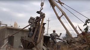 لحظة استخراج آلة الحفر الضخمة قرب الموصل - يوتيوب