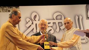 الغنوشي أثناء تسلمه جائزة غاندي- فيسبوك