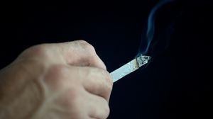 توقف عدد من المدخنين عن التدخين في أوقات العمل- أ ف ب