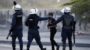 الشرطة البحرينية تعتقل طفلا في إحدى التظاهرات- أرشيفية