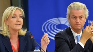 على اليمين زعيم حزب الحرية الهولندي المتطرف خيرت فيلدرز وبجانبه زعيمة الجبهة الوطنية الفرنسية مارين لوبان- الأناضول 