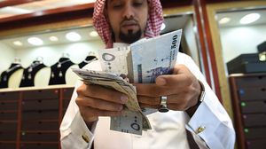 بحسب وكالة بلومبيرغ فإن بعض الأغنياء في السعودية يجرون محادثات مع البنوك ومديري الأصول لنقل الأموال إلى خارج البلاد- جيتي 