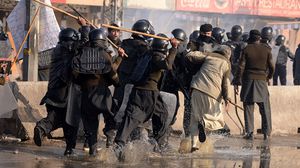 أفضت عمليات الفض عن مقتل شرطي واعتقال 150 متظاهرا - الأناضول