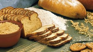 الأخصائيون ينصحون باختيار الخبز المصنوع من الحبوب الكاملة - وكالات