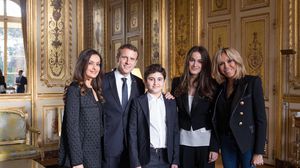 الحريري نشر صورة عائلته في ضيافة الرئيس الفرنسي وزوجته بعد مغادرتهم الرياض- صفحة الحريري على تويتر