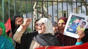 طالب المشاركون في الوقفة الاحتجاجية  العاهل المغربي بالتدخل لإرجاع أبنائهم ـ فيسبوك