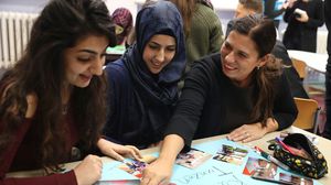 فتيات عربيات في مركز لتدريب اللاجئين بأوروبا- جيتي