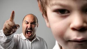 رجل يصرخ في ابنه
