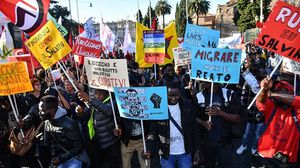 رفع المشاركون لافتات تدافع عن حقوق المهاجرين- جيتي