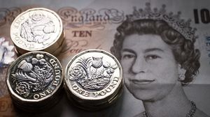 قلصت العملة البريطانية خسائرها السابقة وصعدت بنحو 0.5 بالمئة مقابل العملة الأمريكية- جيتي