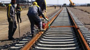 المسؤول الإيراني قال إن سكة الحديد من المقرر أن يصل ربطها إلى ميناء اللاذقية على البحر المتوسط- فارس