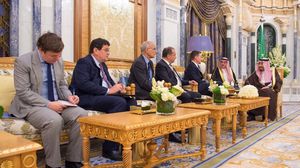وزير خارجية بريطانيا مع العاهل السعودي الملك سلمان - جيتي