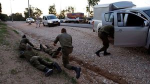 جنود إسرائيليون ينبطحون أرضا لتفادي صواريخ المقاومة الفلسطينية- فيسبوك
