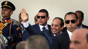 أجبرت قوات الأمن أصحاب المقاهي وأكشاك الصحف على القيام بحملة من أجل تحفيز المصريين على قول "نعم"- جيتي 