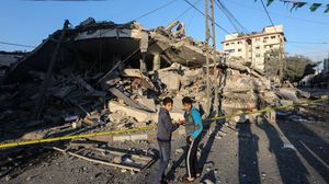 قال ناشط فلسطيني إن "الطفلة خرجت بمعجزة سالمة من منزل تعرض للقصف بالصواريخ الحربية"- جيتي