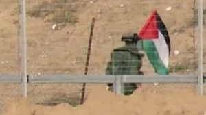 عنصر الهندسة الإسرائيلي قبل تفجير العلم بوسط الجنود- تويتر