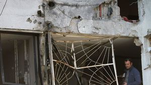 دمار في أحد مباني عسقلان بصاروخ أطلقته المقاومة من غزة- جيتي
