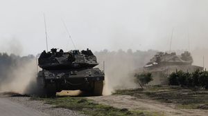 قالت الصحيفة الإسرائيلية إن الدبابات على حدود قطاع غزة تبعث رسائل ردع فقط- جيتي