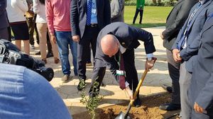 شارك السفير الإسرائيلي في مصر مع العديد من رؤساء الوفود في زراعة شجرة زيتون- تويتر