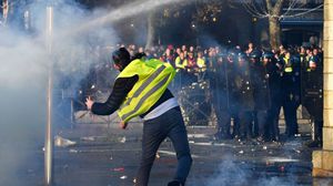  المظاهرات بدأت في باريس احتجاجا على زيادة الرسوم على الوقود لكنها اتسعت لتشمل مطالب تتعلق بارتفاع تكاليف المعيشة- جيتي 