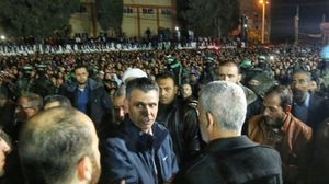 عبد الخالق خلال مصافحته السنوار في حفل تأبين شهداء القسام بخانيونس- فلسطين الآن