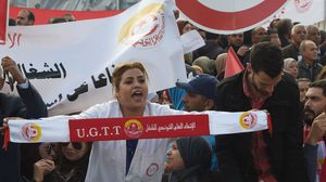 تجمع الآلاف من العمال والموظفين بالقطاع الحكومي الخميس، أمام مقر البرلمان بتونس العاصمة- جيتي