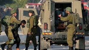 اعتدى جنود الاحتلال بالضرب على أفراد عائلة فلسطينية في مدينة الخليل- جيتي