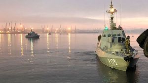 قارب أمني روسي أطلق النار على سفن حربية أوكرانية عند مضيق كيرتش في بحر آزوف- جيتي 