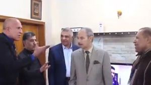 محافظ نينوى يوبخ مدير مدرسة بسبب ضربه التلاميذ- من الفيديو