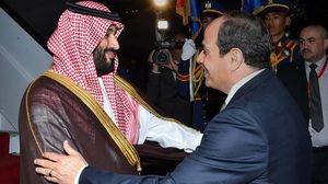 مغردون انتقدوا عدم وجود علم السعودية خلف محمد بن سلمان خلال استقباله بمطار القاهرة- الرئاسة المصرية