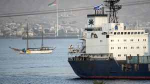 الأردني يعمل في ميناء إيلات القريبة من الحدود الأردنية- جيتي