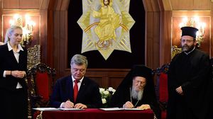 الرئيس الأوكراني وبطريرك القسطنطينية يوقعان قرار استقلال الكنيسة الأوركرانية عن الكنيسة الروسية- جيتي