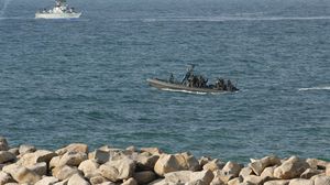 تشن قوات البحرية الإسرائيلية اعتداءات متكررة بحق الصيادين الفلسطينيين أثناء عملهم في عرض البحر- جيتي