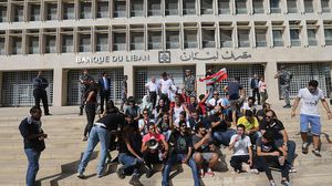 حمل متظاهرون سياسات مصرف لبنان بإفشال اقتصاد البلاد- جيتي