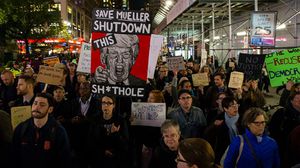 وفي نيويورك، تجمع المئات في منطقة السكوير تايمز مطالبين بعدم التدخل بتحقيق السيد مولر- جيتي