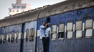 ترجع حوادث القطارات بمصر إلى أساليب يدوية مستخدمة في تحويل مسارات القطارات والتي تزيد فيها نسبة الخطأ البشري- أ ف ب
