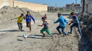 أطفال في الشمال السوري داخل مناطق "نبع السلام" يلعبون الكرة- وزارة الدفاع التركية على "تويتر"