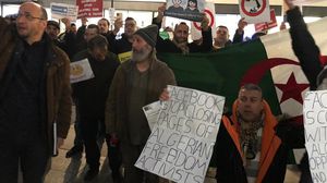 جزائريون يحتجون أمام مقر "الفايسبوك" في لندن احتجاجا على إغلاق صفحات نشطاء جزائريين  (عربي21)