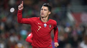 رفع رونالدو الذي سجل الثلاثية رقم 55 في مسيرته والتاسعة مع البرتغال رصيده إلى 98 هدفا دوليا- موقع اليورو