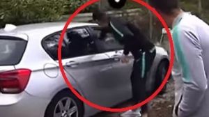 يظهر رونالدو في الفيديو يركض باتجاه سيارة ويحاول مازحا "سرقة" هاتف من سيدة- فيسبوك