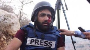 قام قناص إسرائيلي بإصابة عين عمارنة على الرغم من أنه يرتدي ما يوضح أنه صحفي- تويتر