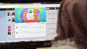 ميدل إيست آي: ناشطون عرب يدعون أن سياسات تويتر وفيسبوك عرضت حياتهم للخطر- جيتي