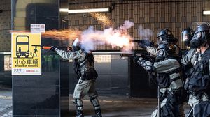 حذّر الإعلام الرسمي مرارا من أنّ الجيش الصيني المنتشر في هونغ كونغ قد يتدخّل لوضع حدّ للاحتجاجات- جيتي