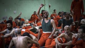 أوضحت الصحيفة أن هذه السجون تحتوي على 10 آلاف معتقل من تنظيم الدولة- جيتي