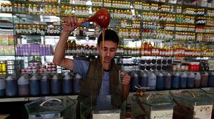 تواجه صناعة العسل في اليمن صعوبات كثيرة يتعلق بعضها بالتصدير وبالقصف الجوي جراء الحرب- جيتي