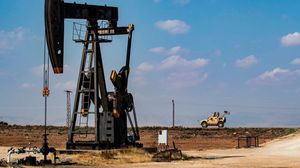 ذكرت مصادر من النظام السوري أن القافلة النفطية المسروقة مؤلفة من 30 صهريجا وناقلة أمريكية- جيتي