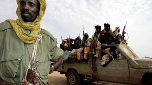 إماراتيون يشرفون على نقل عشرات المقاتلين المرتزقة بواسطة القيادي في حركة تحرير السودان جابر إسحاق، إلى مقرات حفتر العسكرية- جيتي